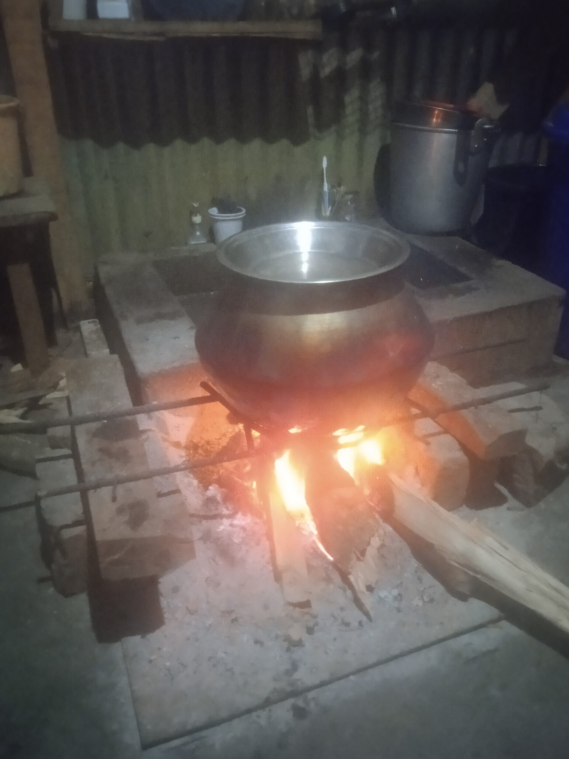 生水を沸かして飲料水にしています