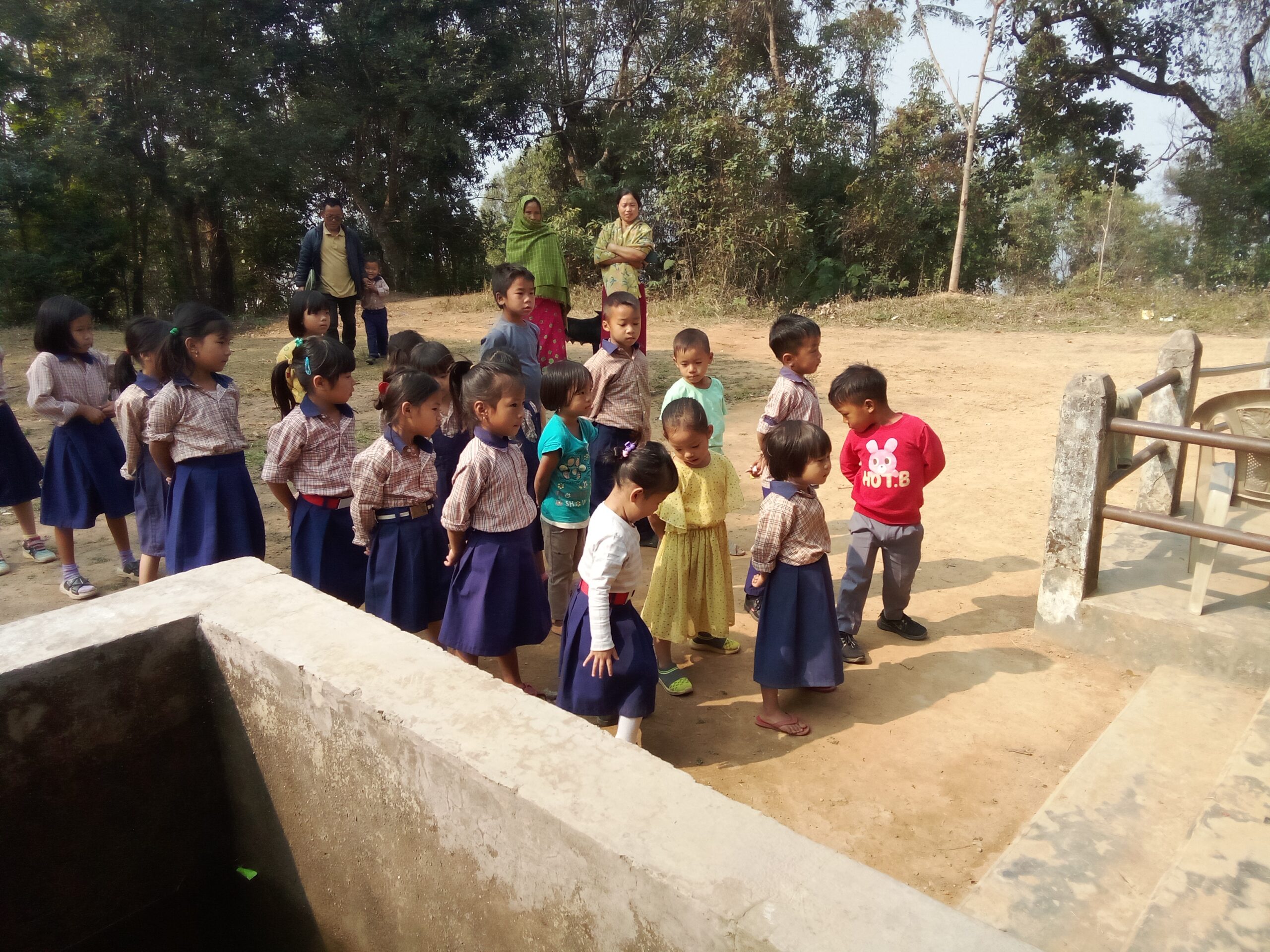 政府の管理する公立学校での朝礼