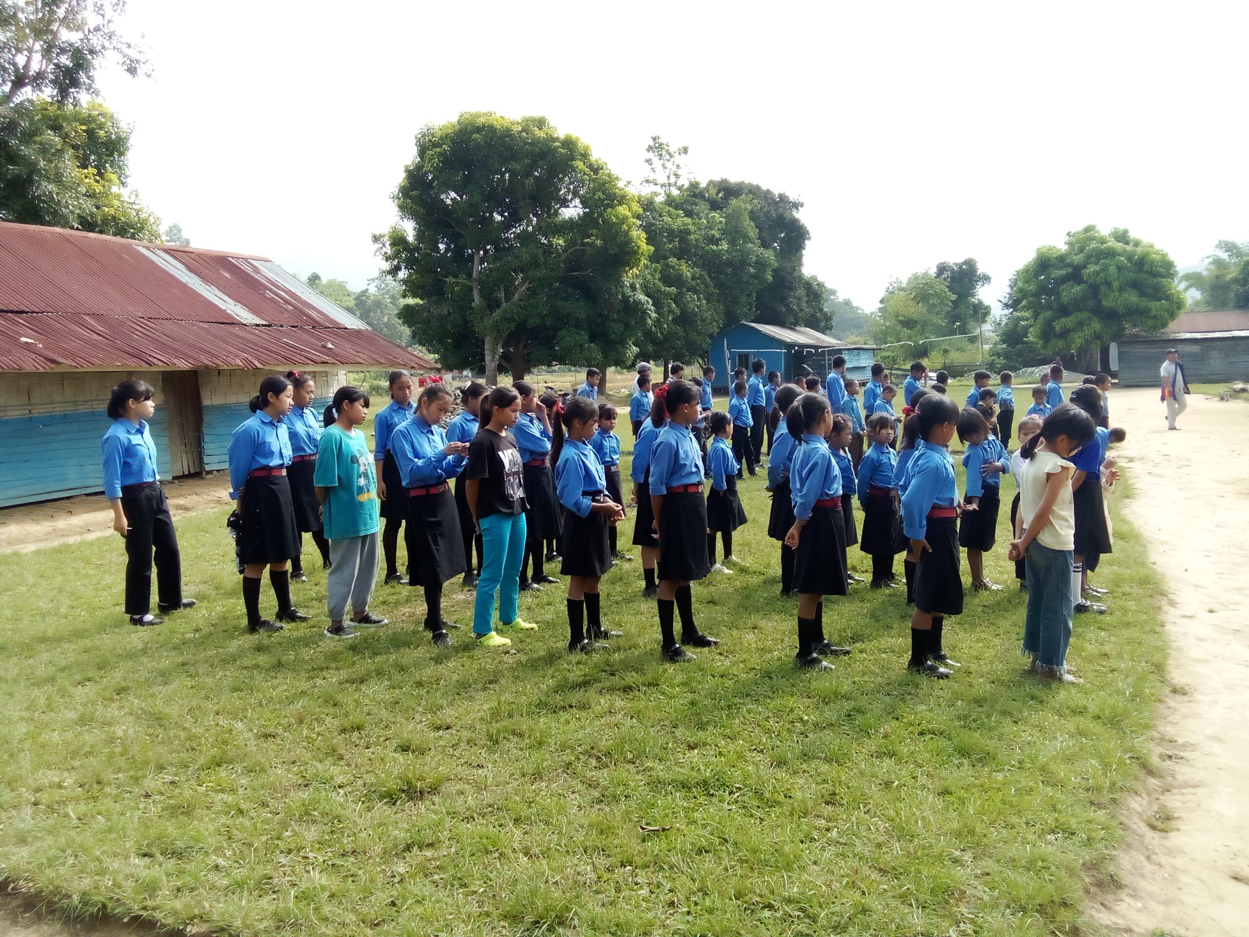 NGOが運営する民間学校での朝礼